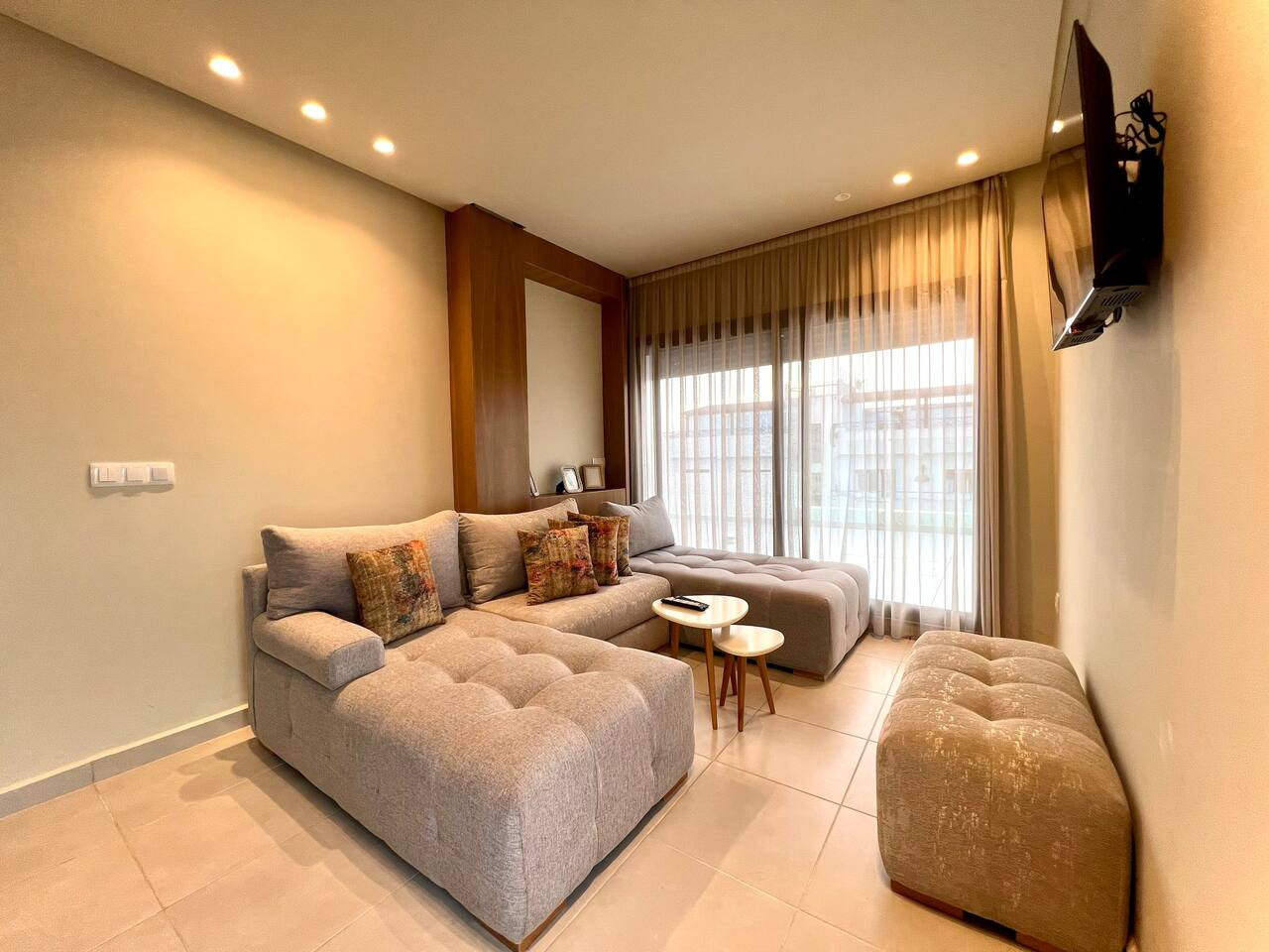 C6 · Golden Sunny Apartment