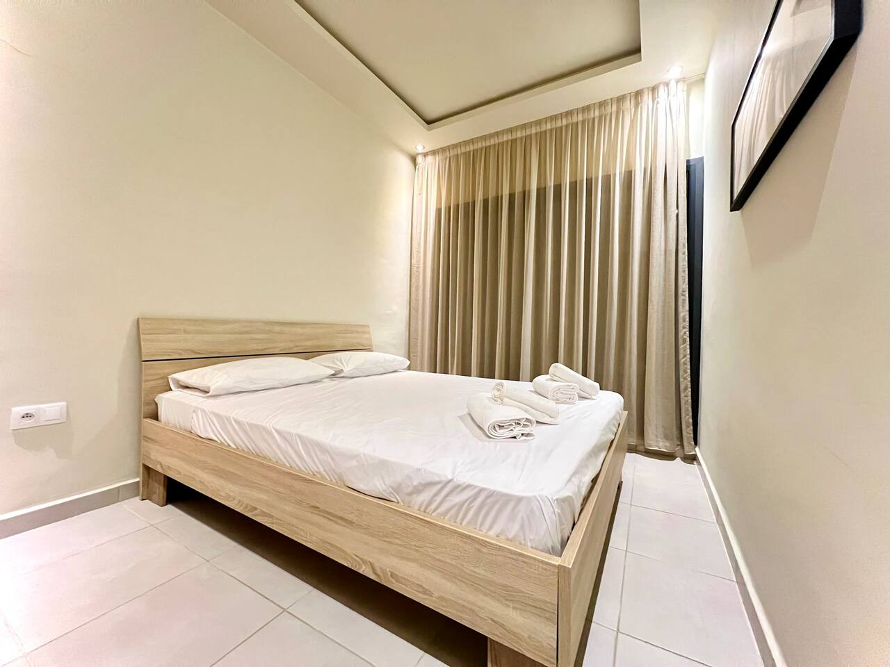 C6 · Golden Sunny Apartment