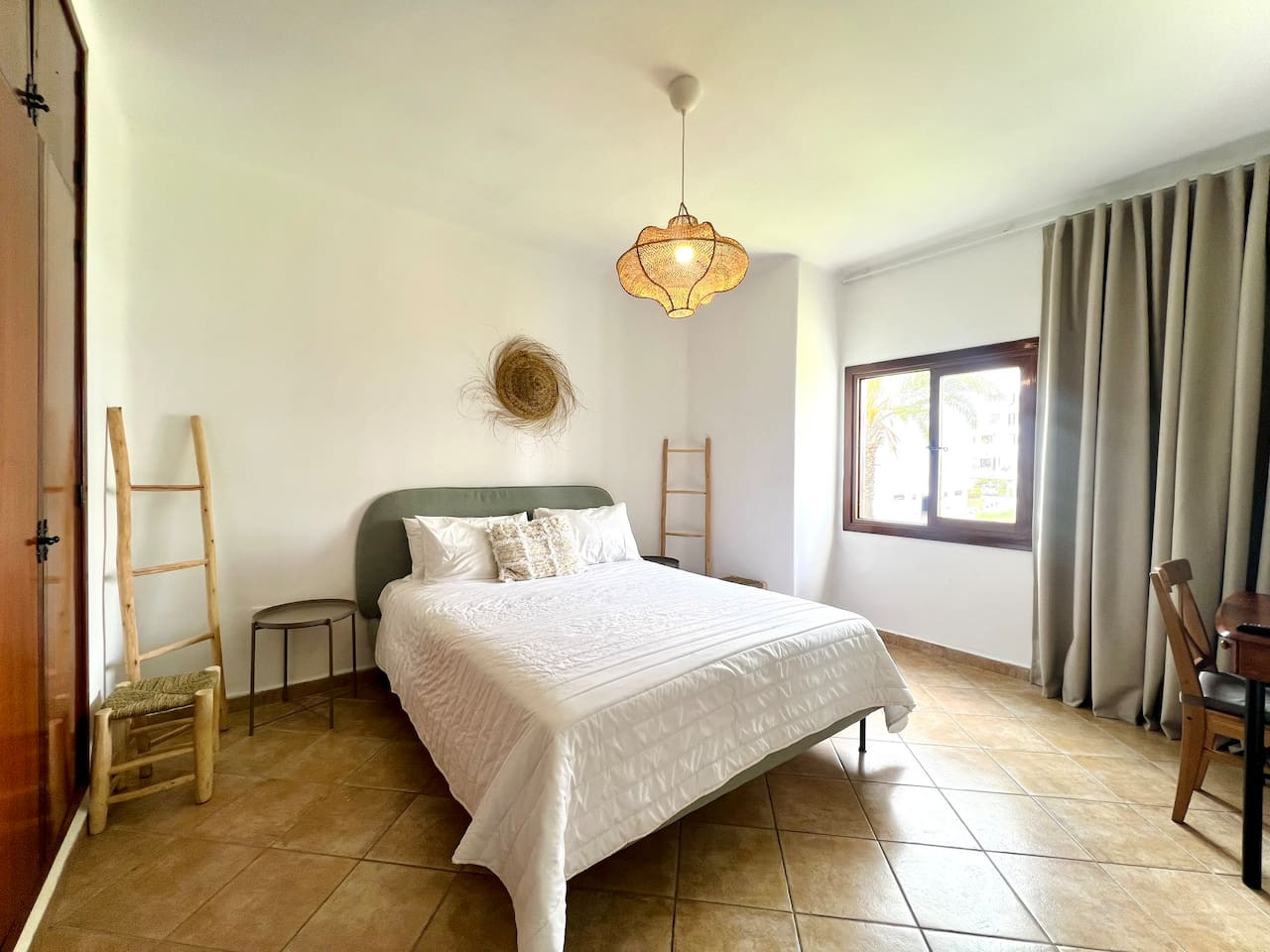 JWbis5 · Pool View Spot