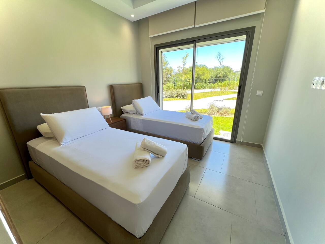 CH71 · Poolside Elegance