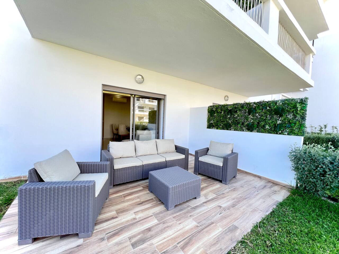 CH71 · Poolside Elegance