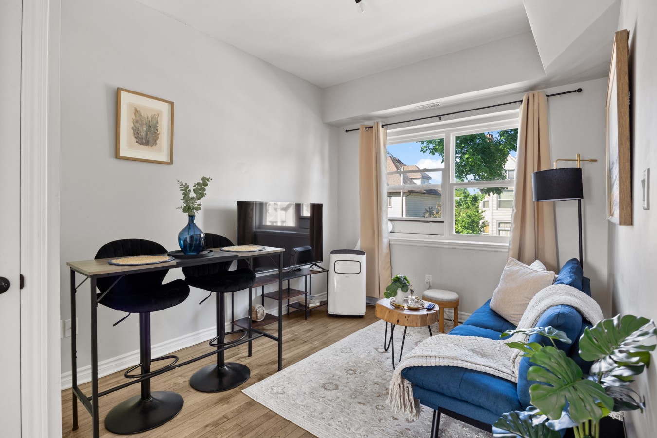 Walkerville, Windsor | 2 Private Apartments | Sleeps 4 - Windsor