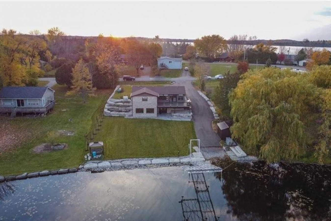 Chemong Lake Waterfront Cottage privateboatlaunch