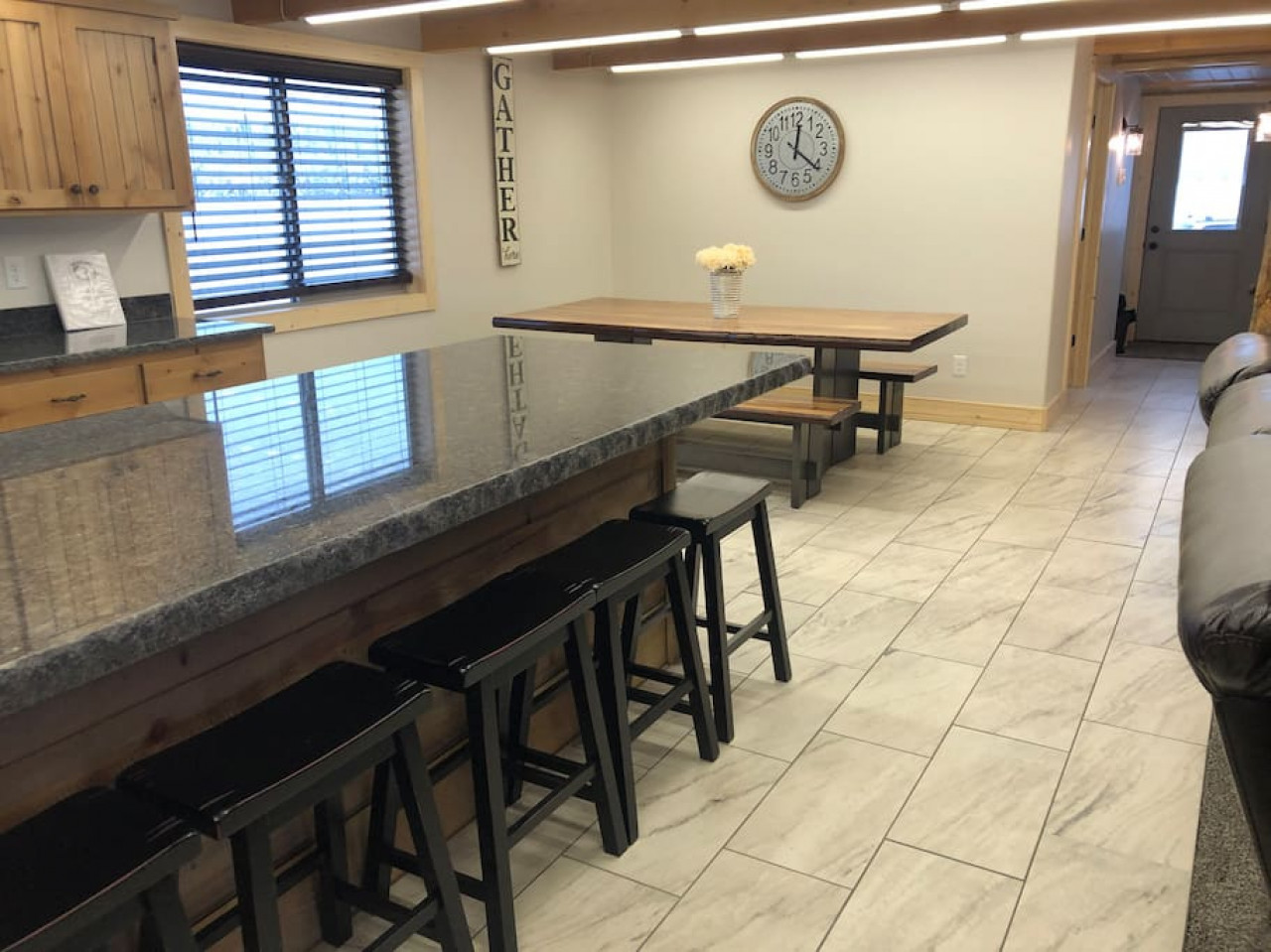 Dinning space at the table and the Island