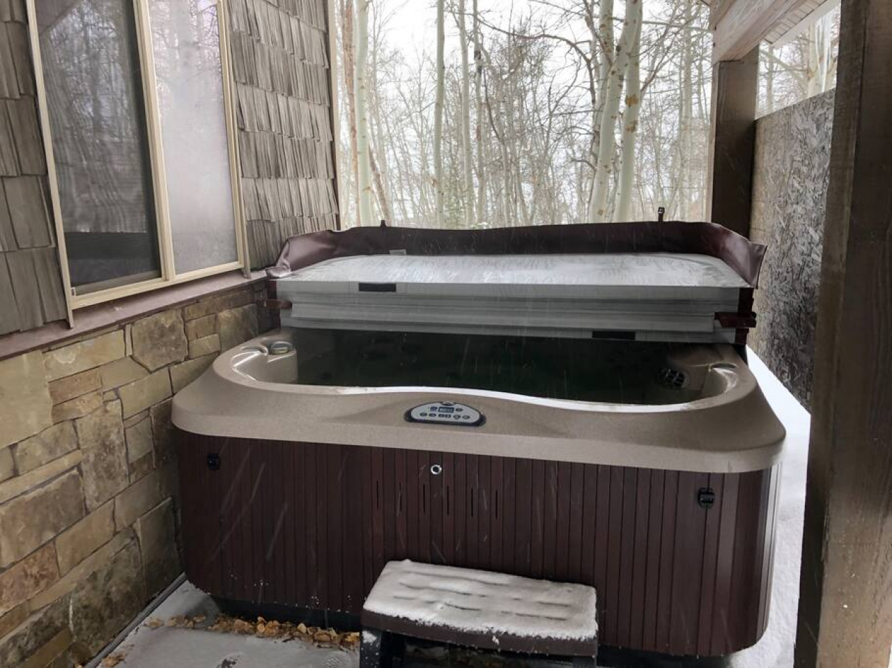Hot tub right outside on the back patio!