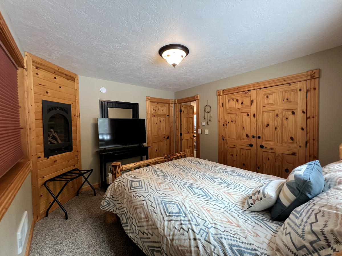 Whispering Pine Cabin 4