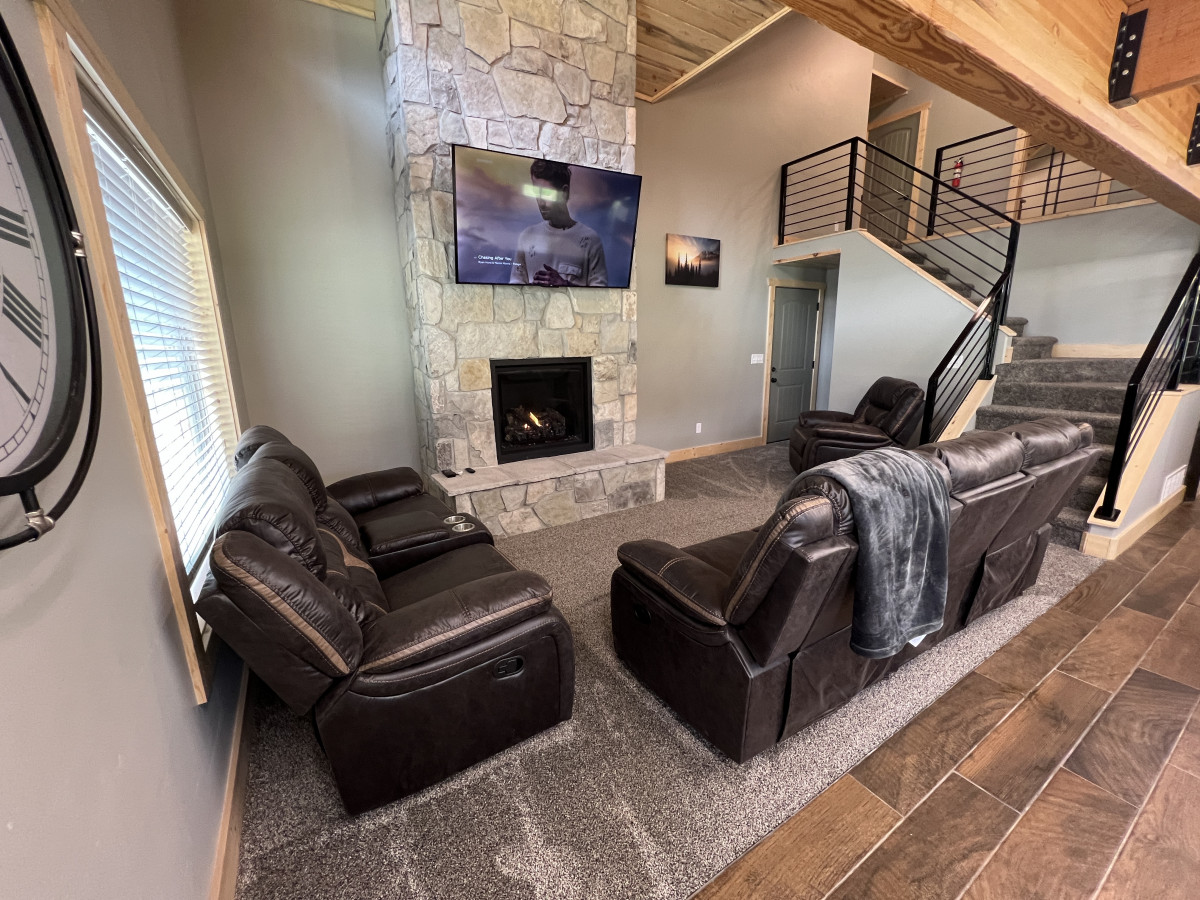 Relax with smart Tv, gas fireplace, & comfy couches