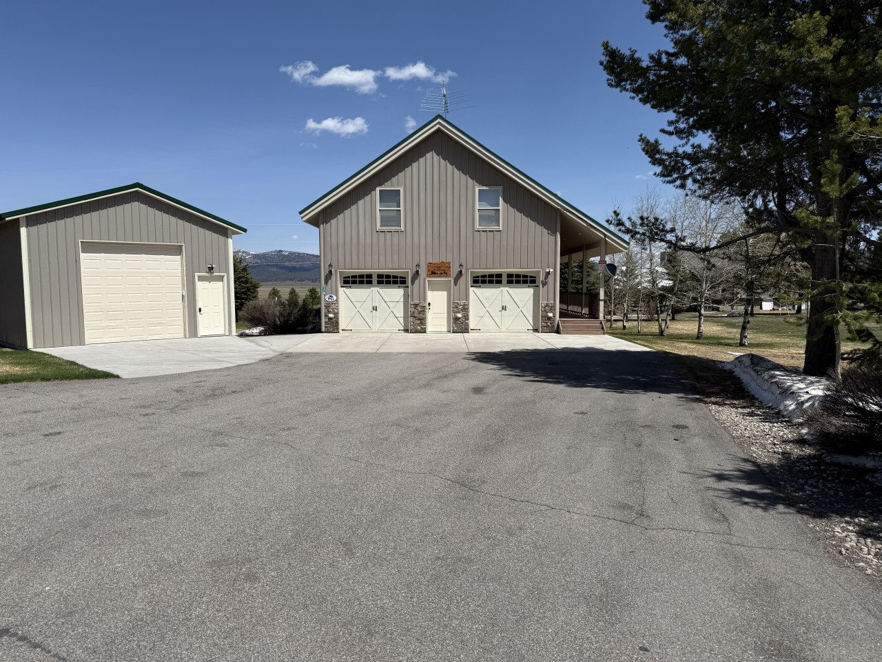 Large driveway with parking space for snowmobile/ATV trailers and trucks
