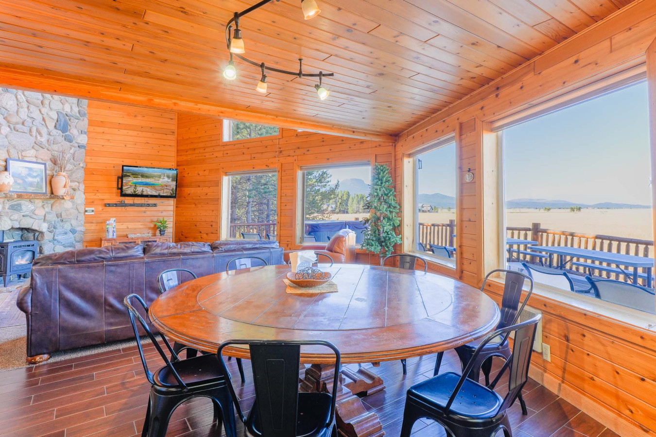 Dinning table off the kitchen