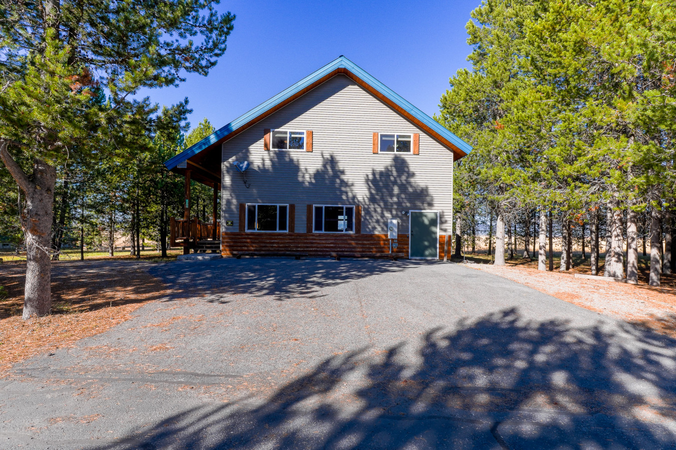 Large parking area in the front for snowmobile/ATV trailers