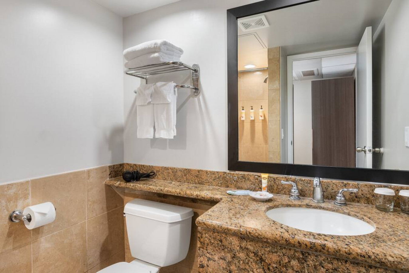 Cozy Waikiki Room with Free Parking photo 13