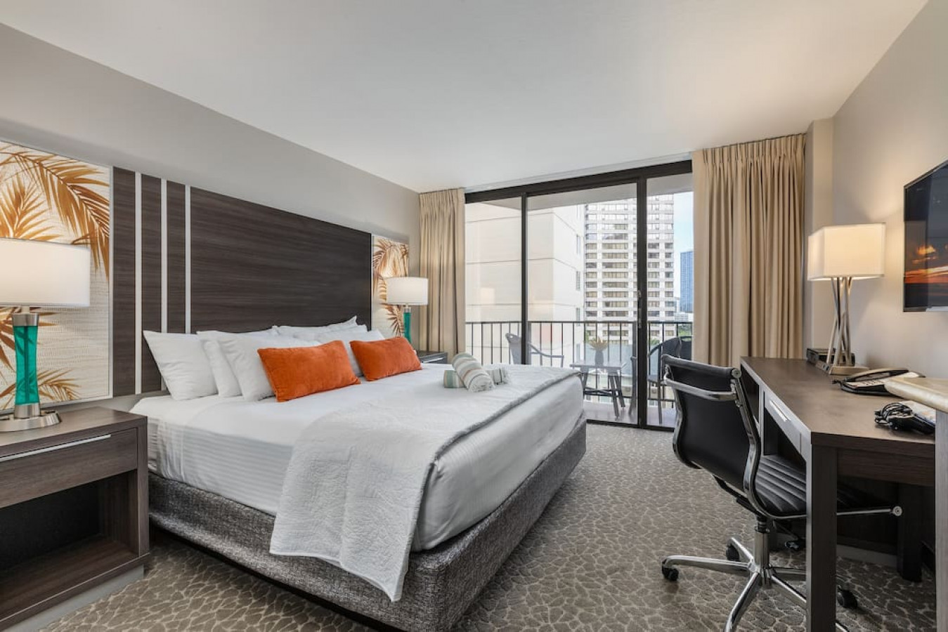 Cozy Waikiki Room with Free Parking photo 1