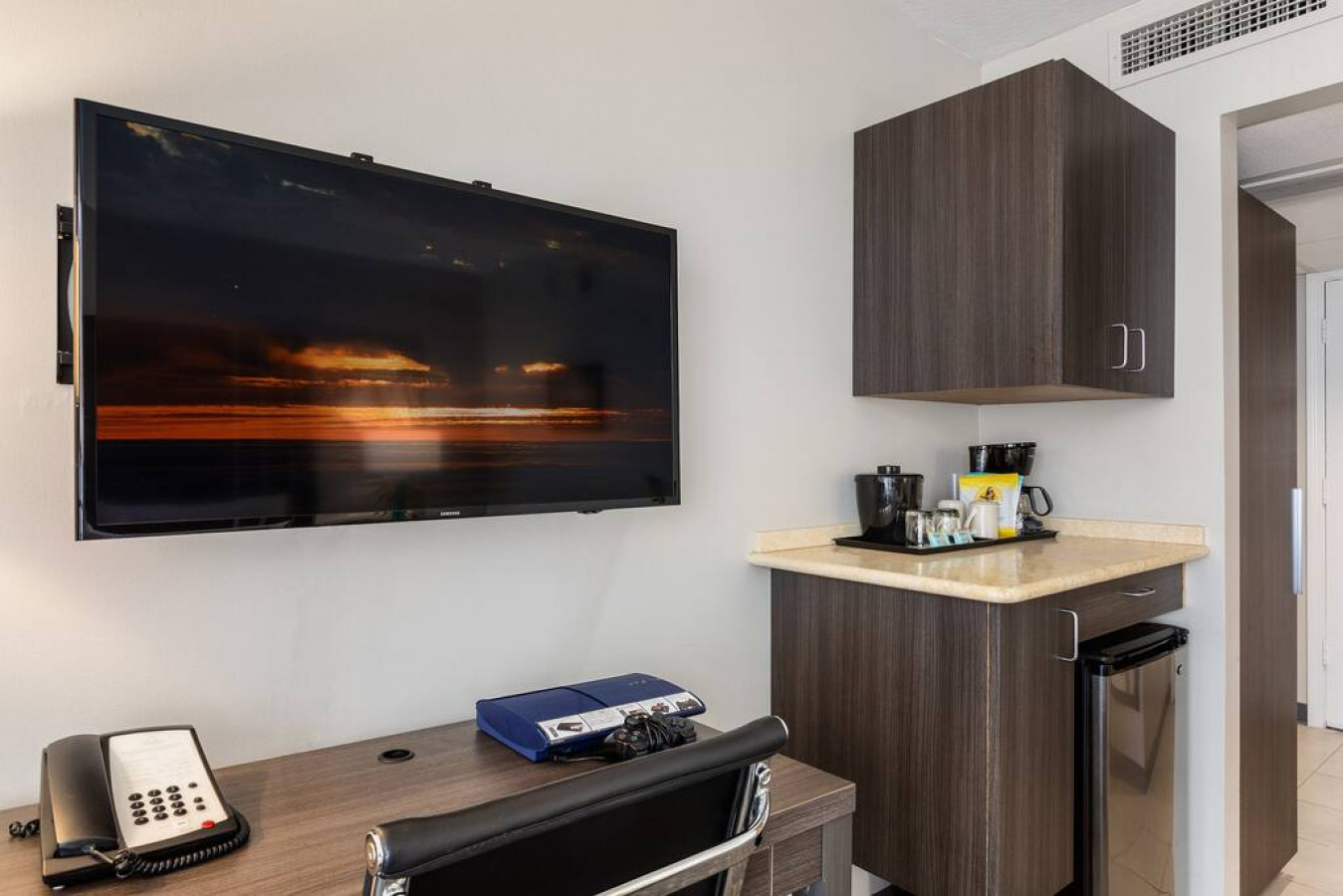 Cozy Waikiki Room with Free Parking photo 11