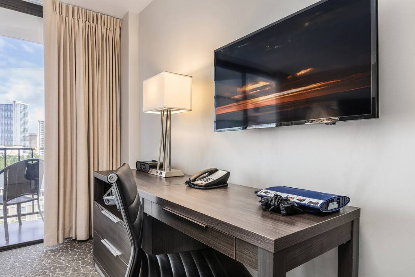 Cozy Waikiki Room with Free Parking photo 12