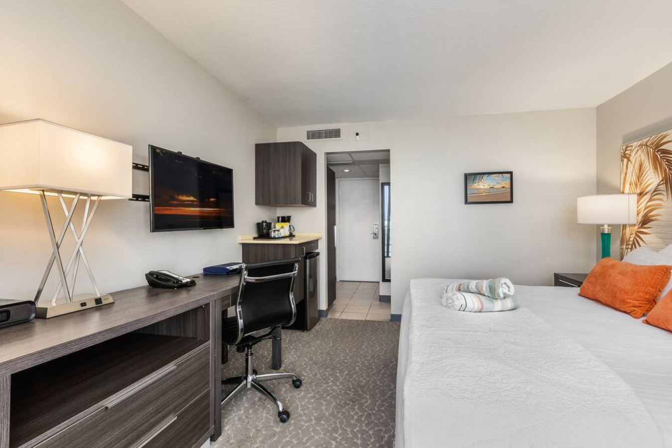 Cozy Waikiki Room with Free Parking photo 2
