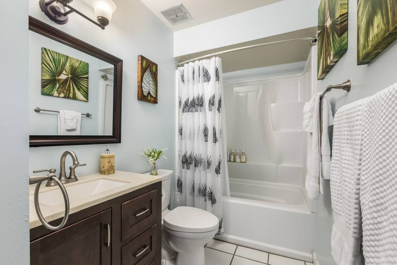 2nd full bathroom located on the hallway