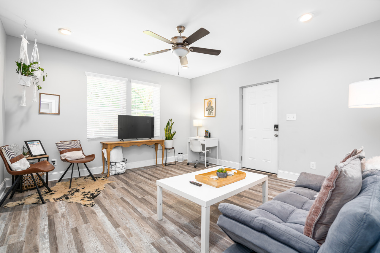Charming Bungalow With Spacious Living Area - Cozy Atlanta Escape - Atlanta, GA