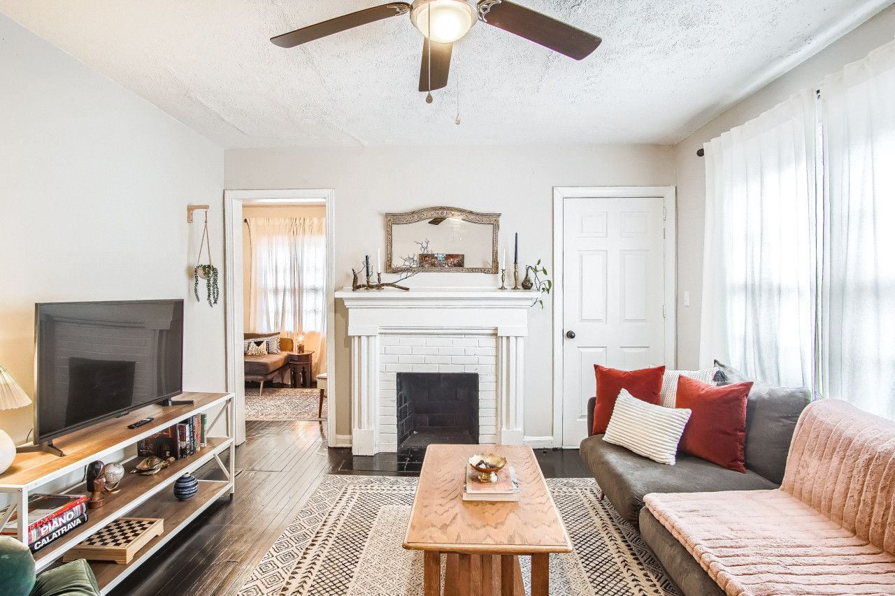 Charming Retreat With Huge Backyard And Cozy Living Area - Tranquil Escape - Atlanta, GA