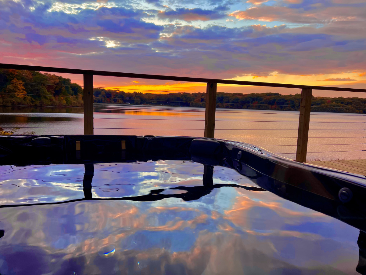 Aunt Betty's Lakeside Abode - Hot Tub Steam Shower