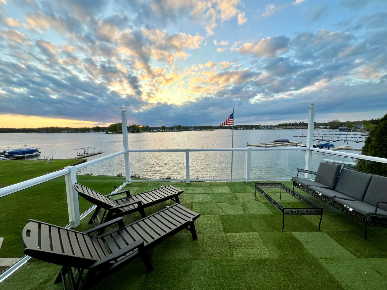 HOLY Mother of all Lakehouses - Pontoon Included