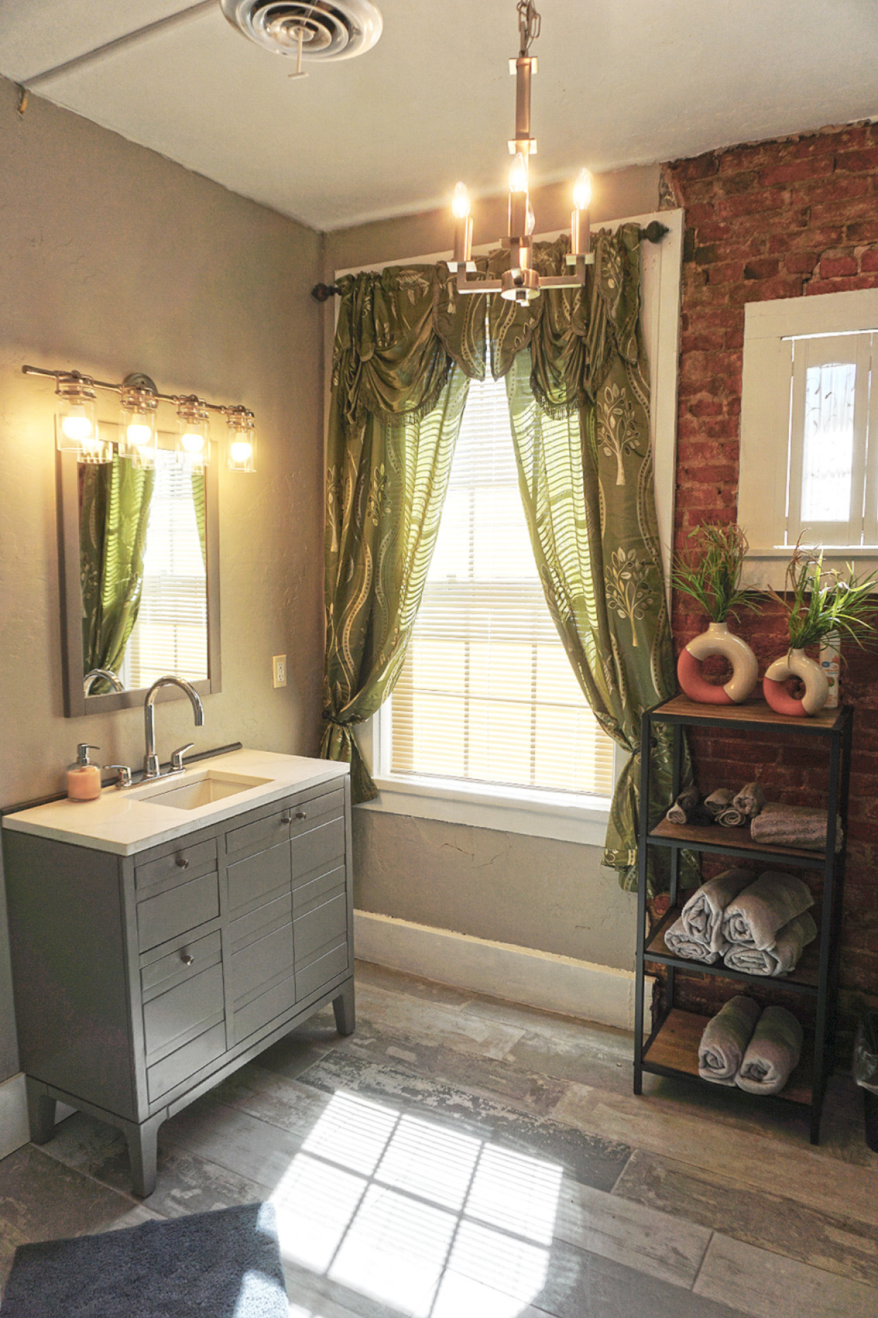 Dottie's Place in Heart of Historic Roscoe Village