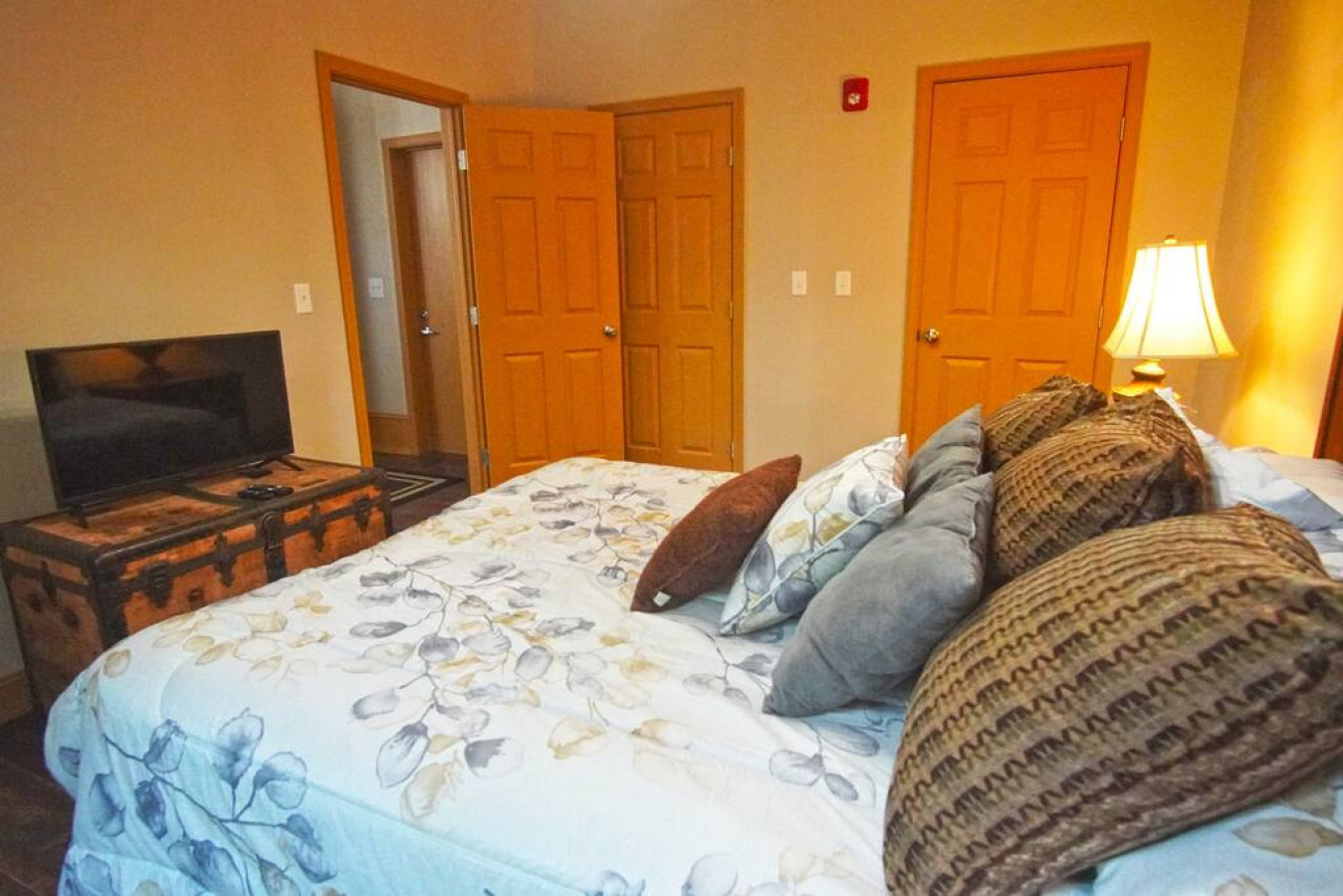Shopping District Apt | Heart of Historic Downtown