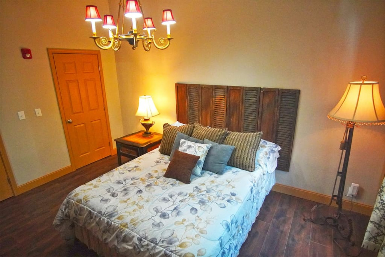 Shopping District Apt | Heart of Historic Downtown