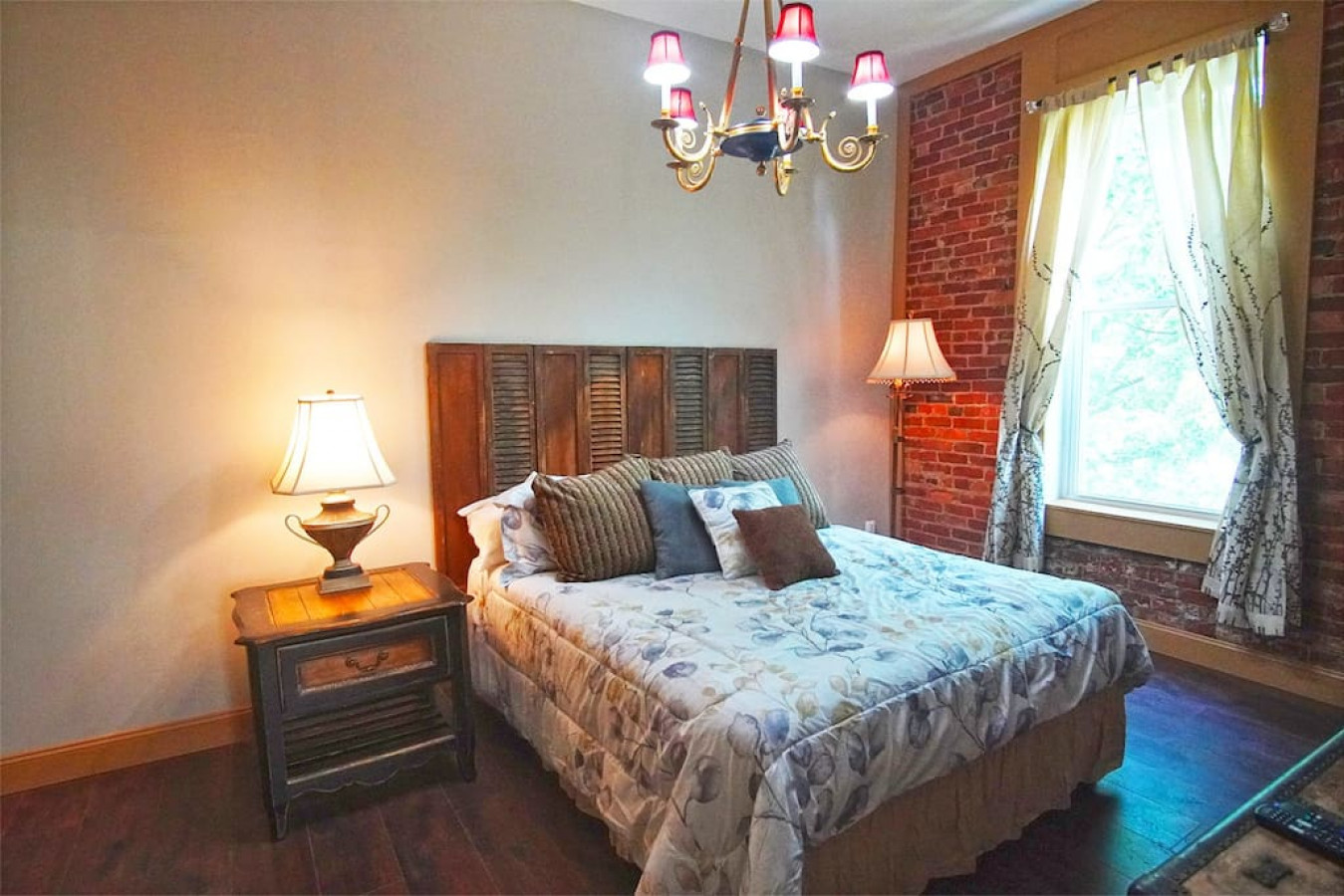 Shopping District Apt | Heart of Historic Downtown