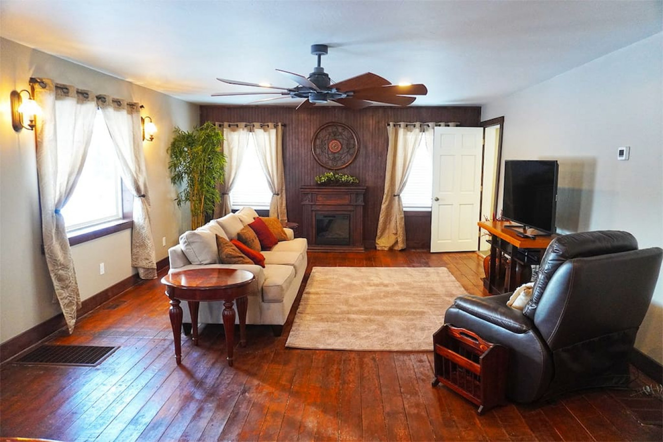The Historic Salt Box House | Pet Friendly | Close to Local Favorites