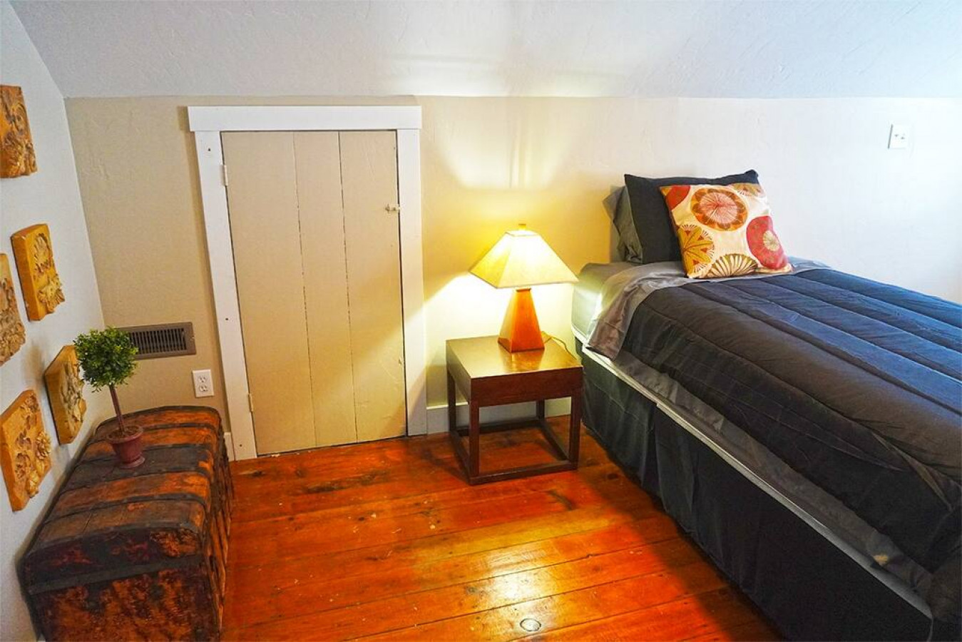 The Historic Salt Box House | Pet Friendly | Close to Local Favorites