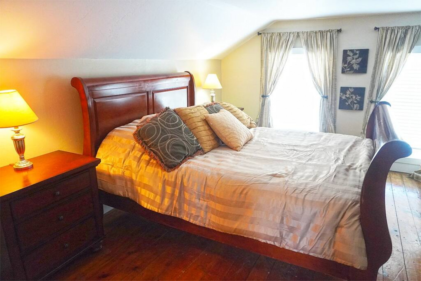 The Historic Salt Box House | Pet Friendly | Close to Local Favorites