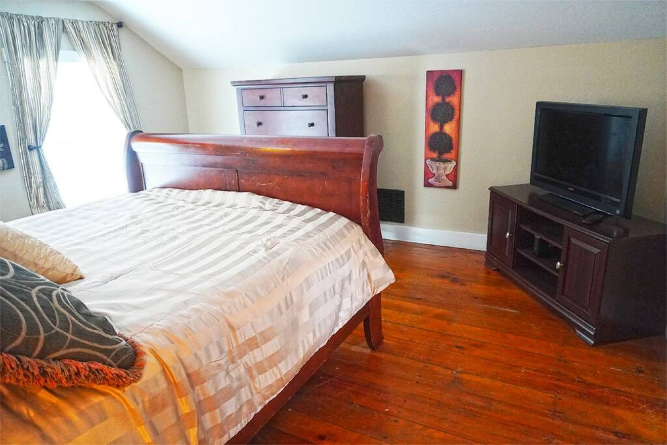The Historic Salt Box House | Pet Friendly | Close to Local Favorites