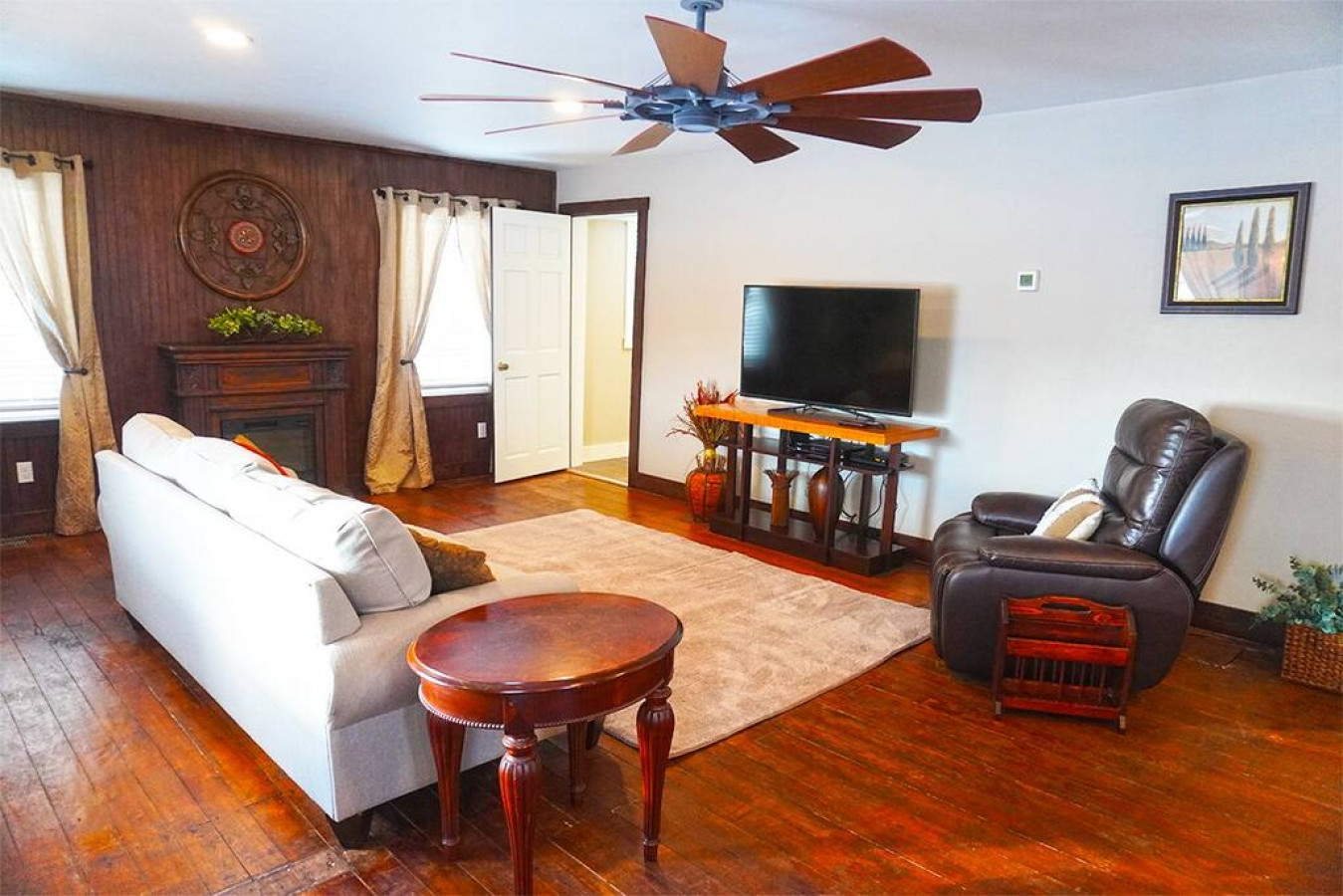 The Historic Salt Box House | Pet Friendly | Close to Local Favorites