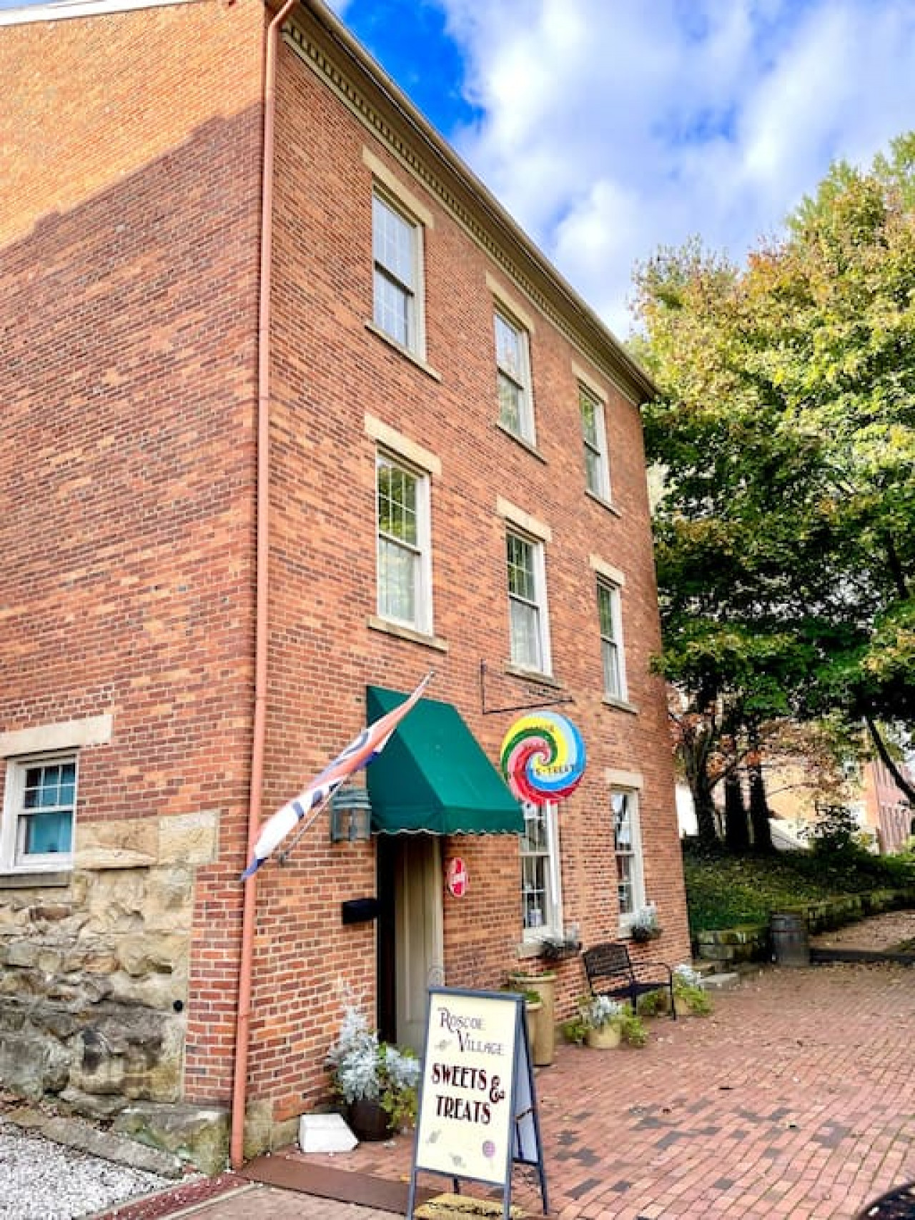 Roscoe Retreat in Heart of Historic Roscoe Village