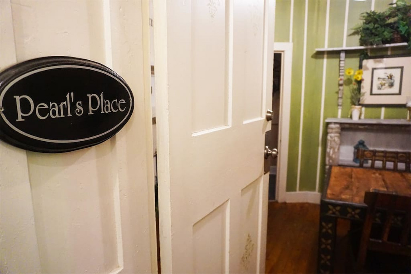 Pearl's Place in heart of Historic Roscoe Village