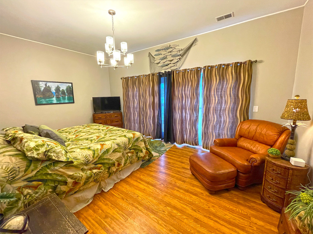 Captain's Quarters | One King size Waterfront Condo on Ohio River