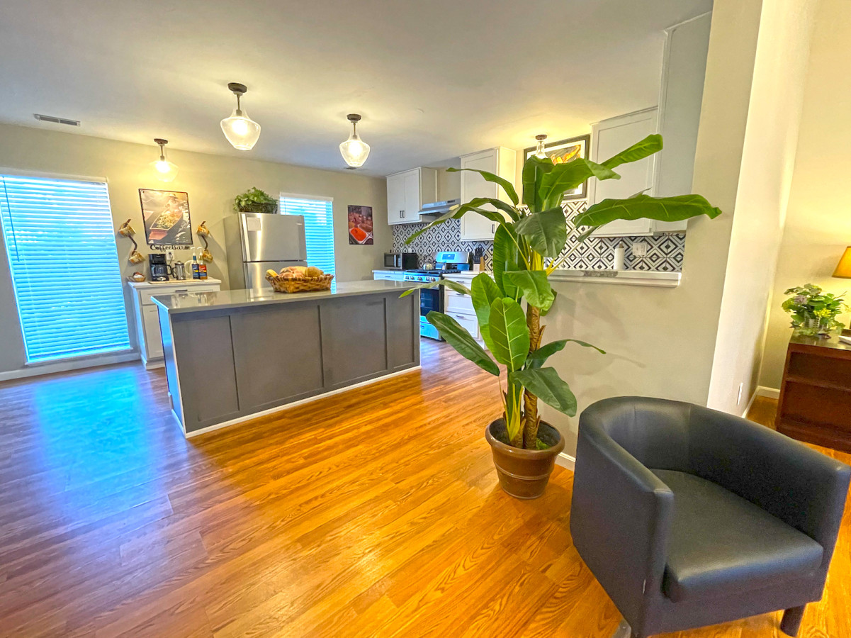 Captain's Quarters | One King size Waterfront Condo on Ohio River