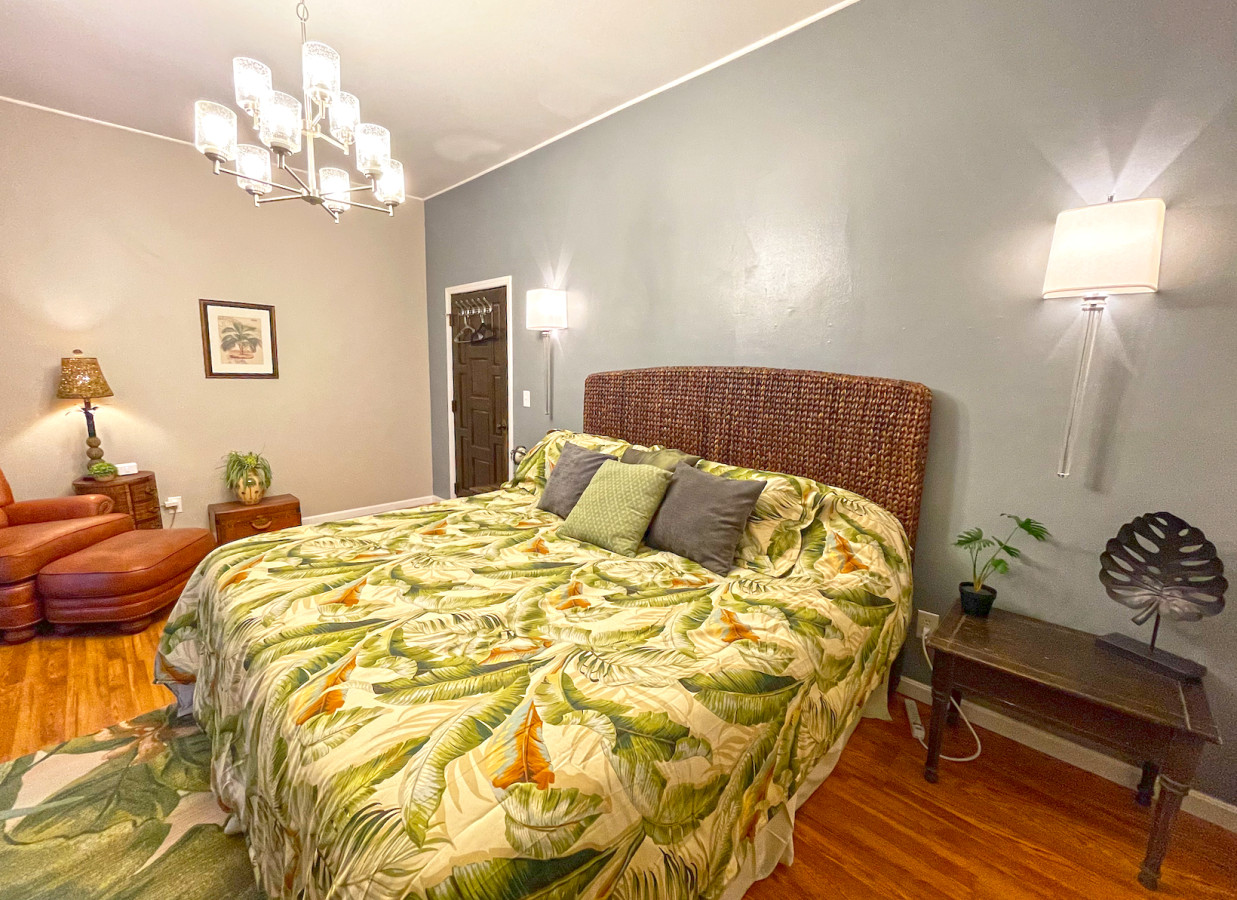 Captain's Quarters | One King size Waterfront Condo on Ohio River