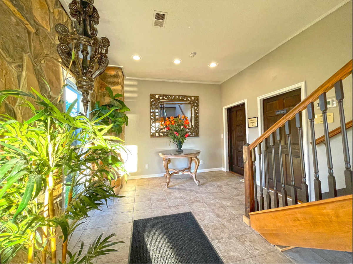 Captain's Quarters | One King size Waterfront Condo on Ohio River
