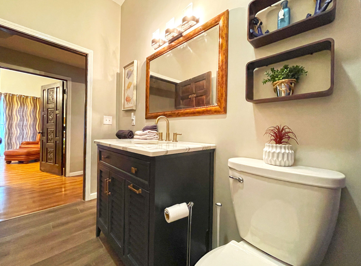 Captain's Quarters | One King size Waterfront Condo on Ohio River