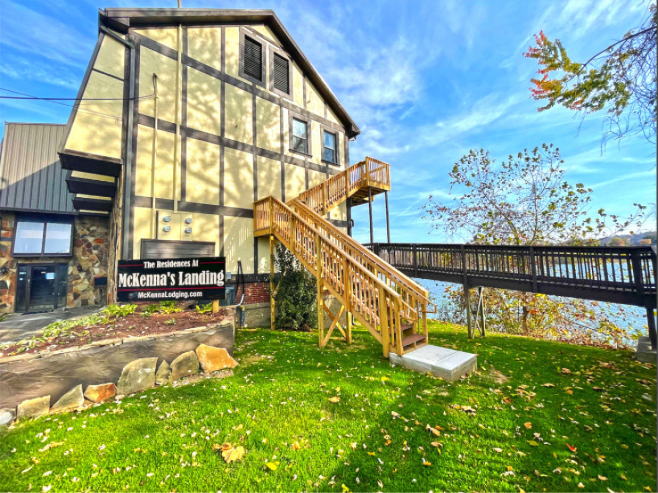 Captain's Quarters | One King size Waterfront Condo on Ohio River