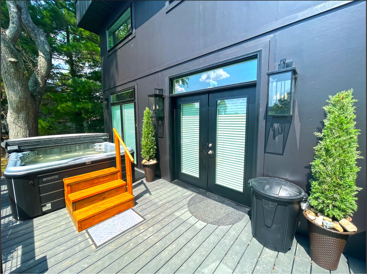 Towering Pines Villa w/ Hot Tub & Rooftop Terrace