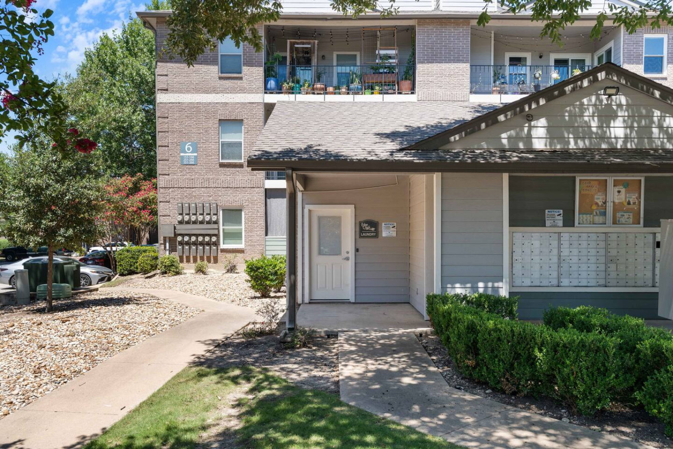 1BR Bright Domain Apt w/ Pool, Tennis & Parking 2