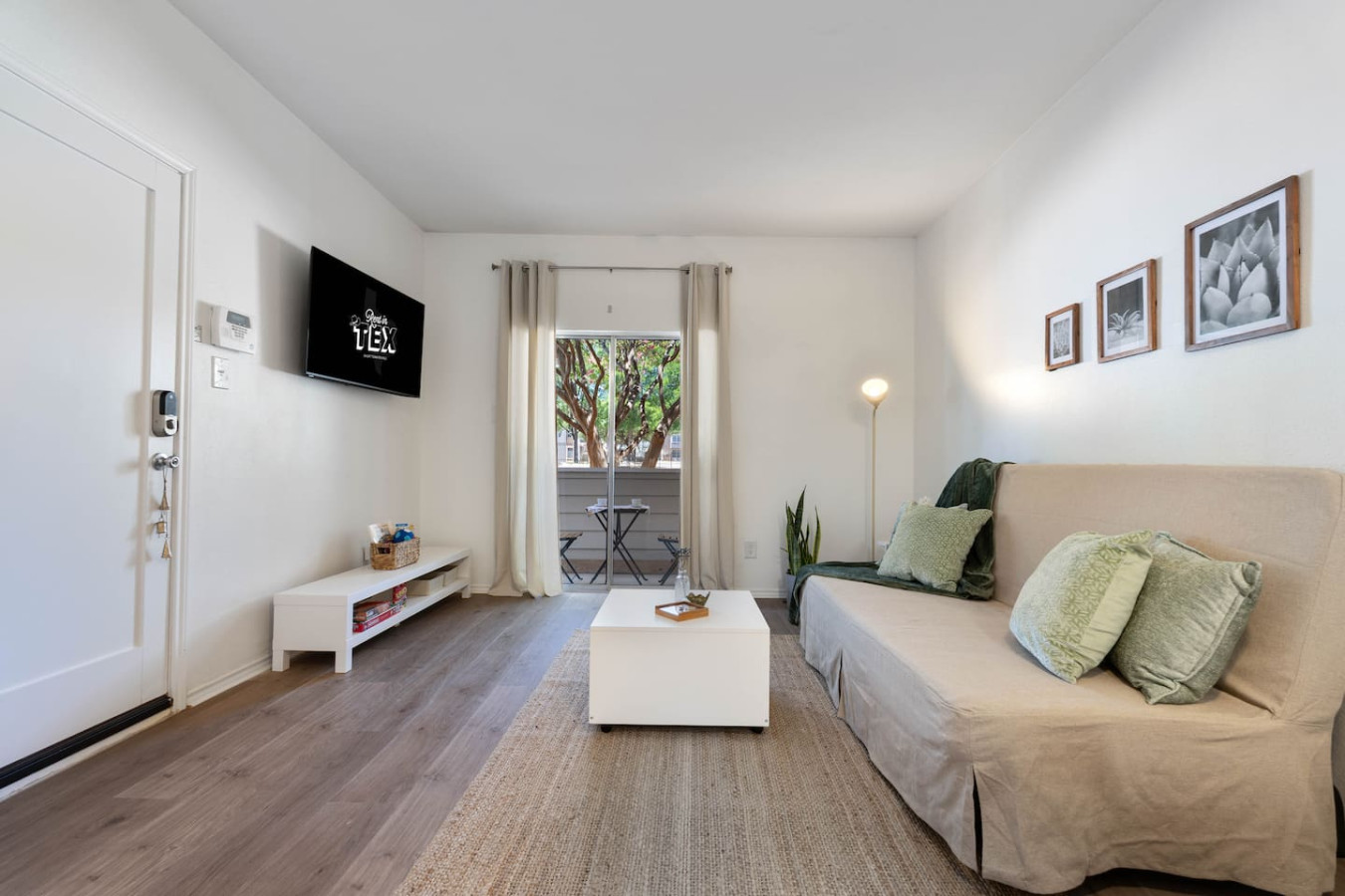 1BR Bright Domain Apt w/ Pool, Tennis & Parking 3
