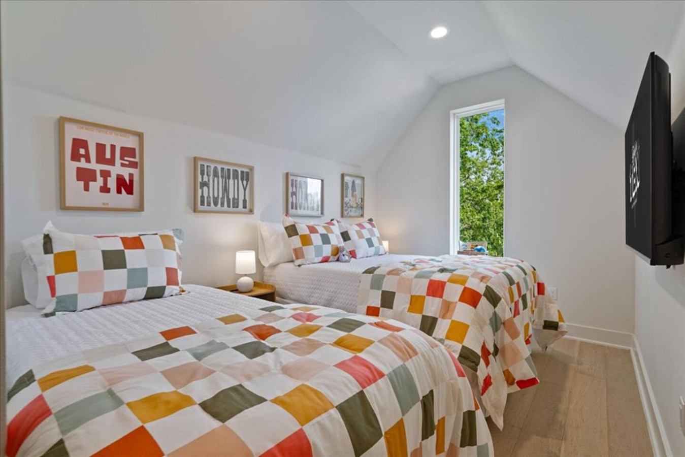 Luxury 4BR East Austin Home w/ Pool table & Game Room 4