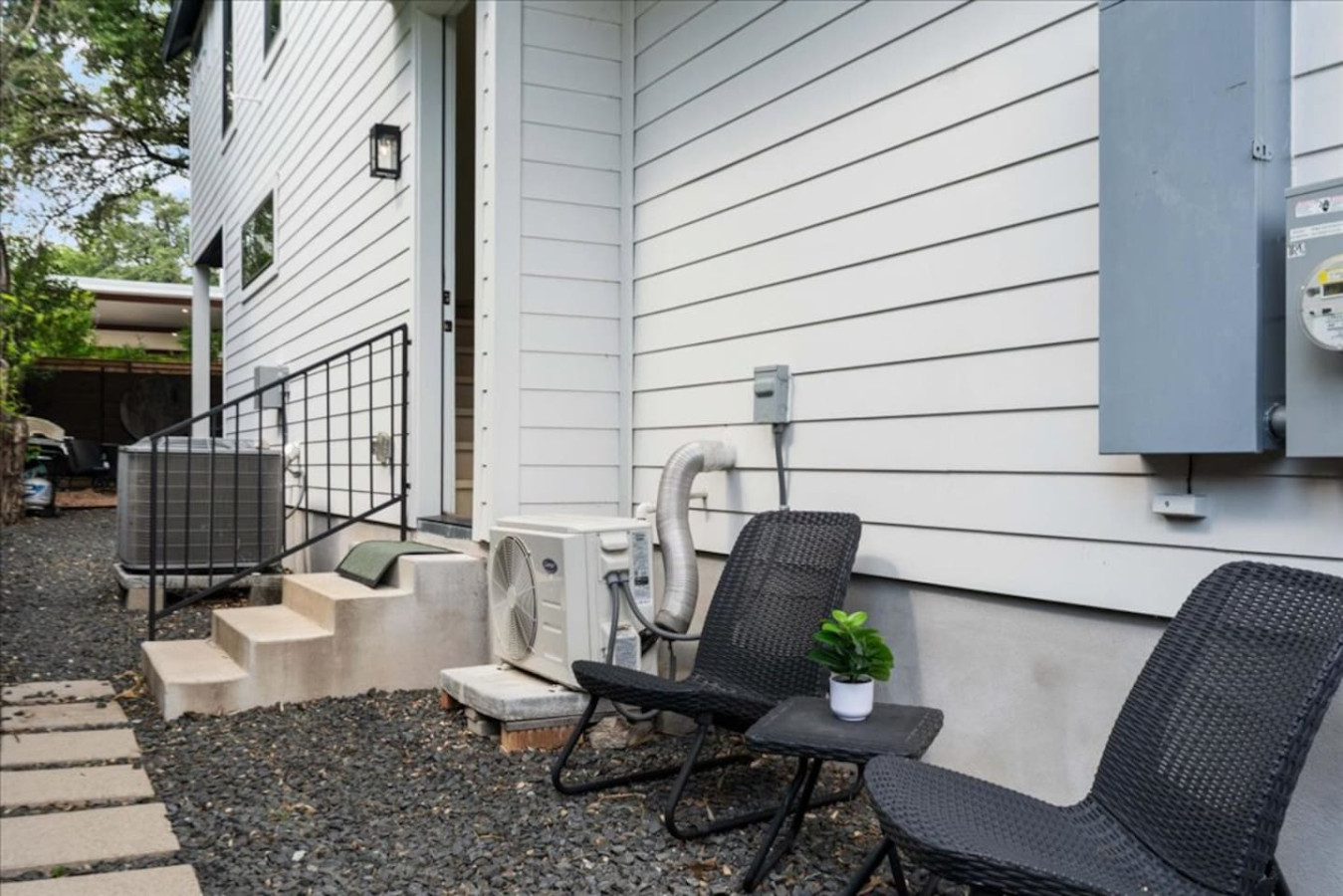 Modern Downtown Apt • Fast Wi-Fi & Parking 2