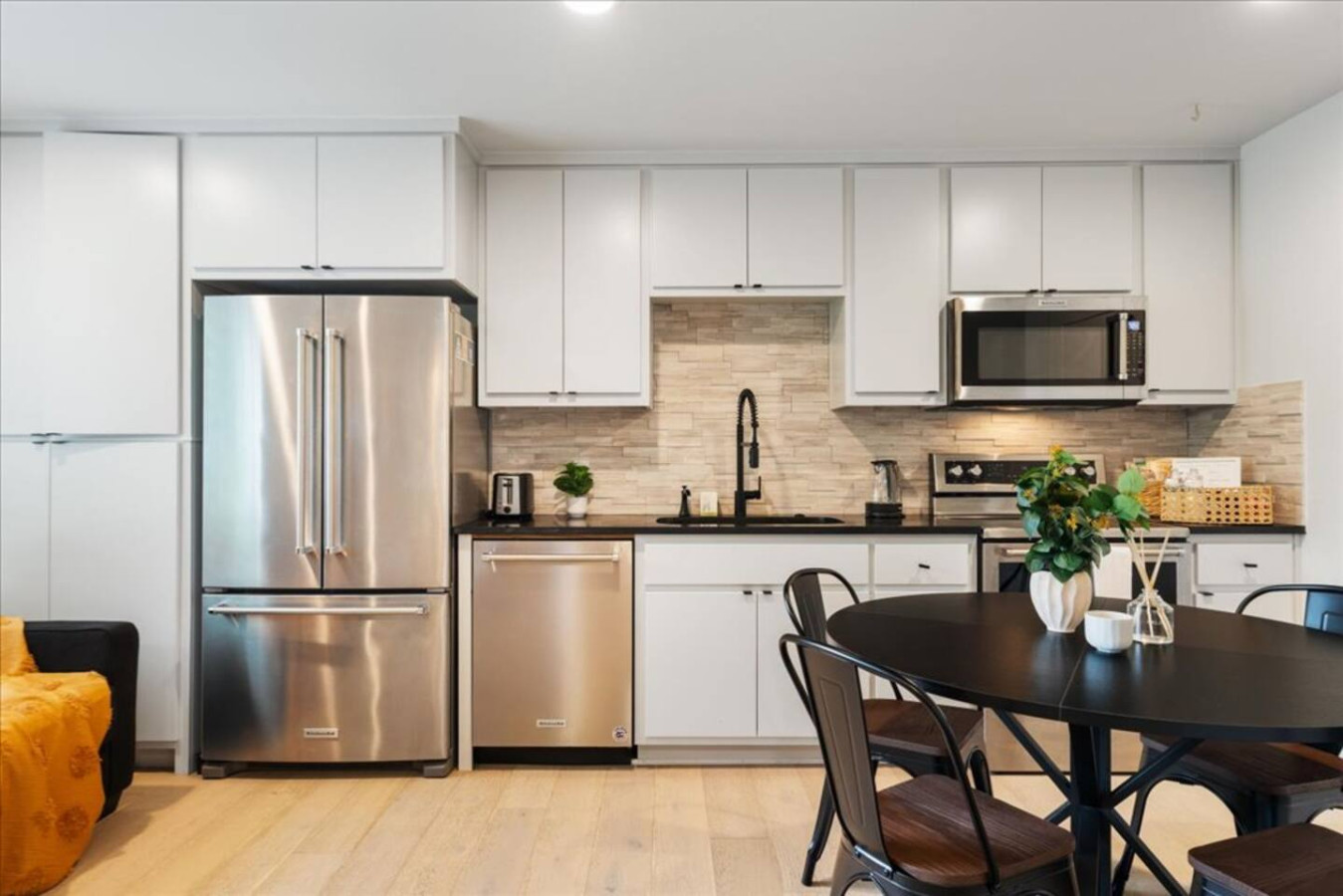 Modern Downtown Apt • Fast Wi-Fi & Parking 3