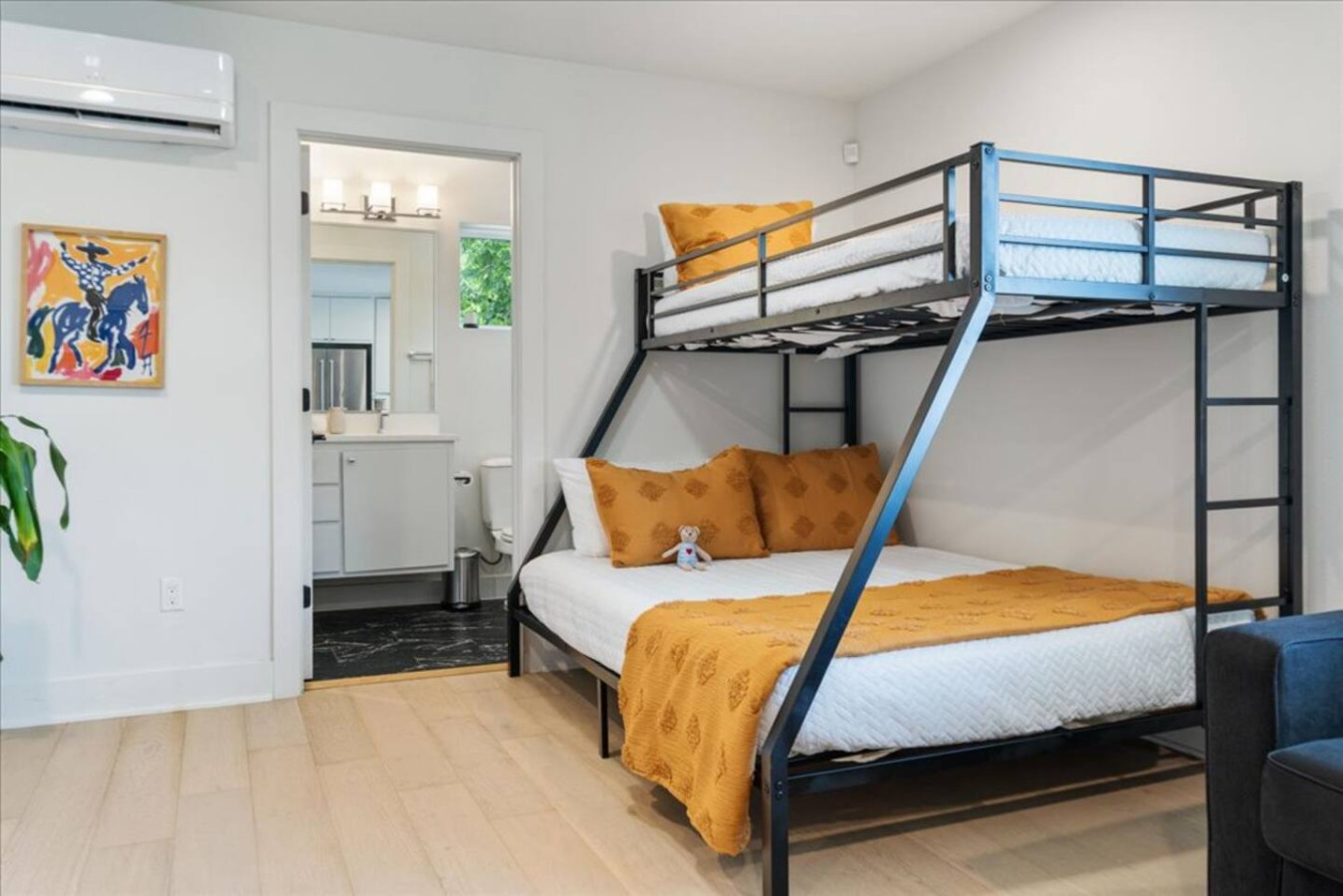 Modern Downtown Apt • Fast Wi-Fi & Parking 4