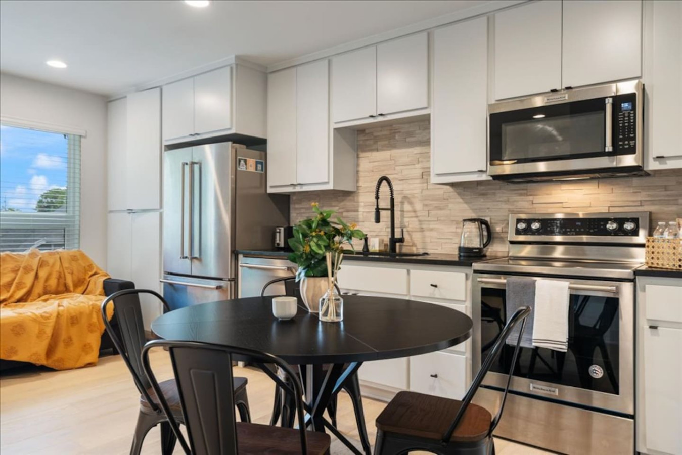 Modern Downtown Apt • Fast Wi-Fi & Parking 5