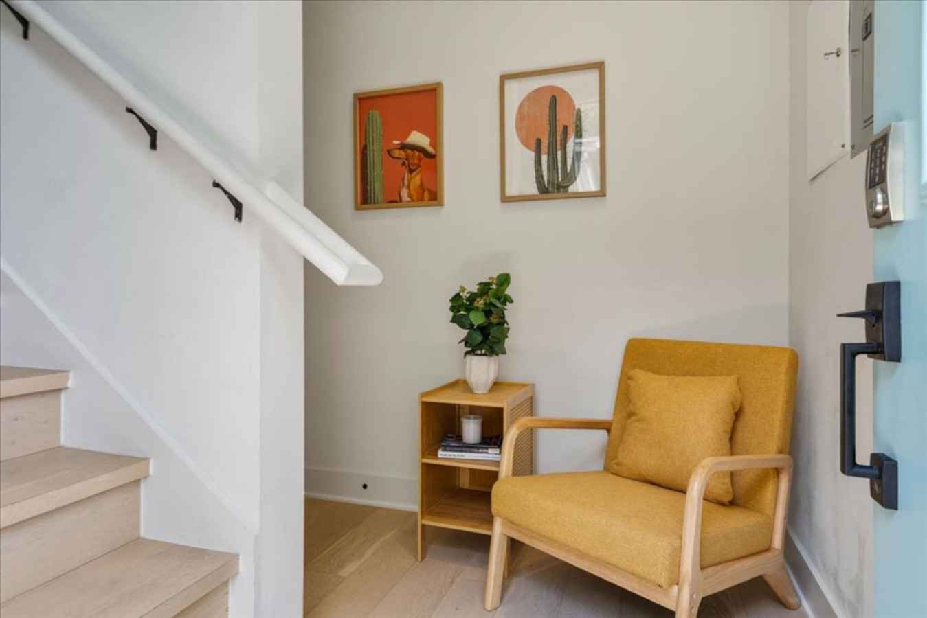 Modern Downtown Apt • Fast Wi-Fi & Parking 6